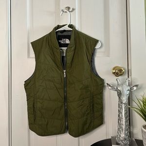 North Face vest! Vintage looking! Down Vest National Park Size M Green 65% RARE